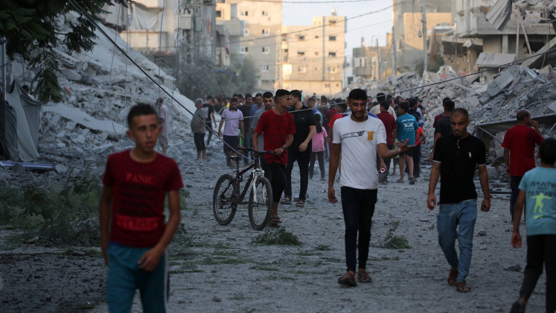 فلسطينيون عقب غارة للاحتلال استهدفت منازل في مخيم النصيرات وسط قطاع غزة