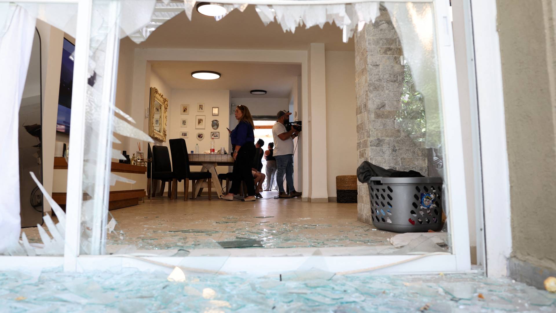 مستوطنون يطلعون على الأضرار التي تسببت بها صاروخ أُطلق من لبنان استهدف عكا