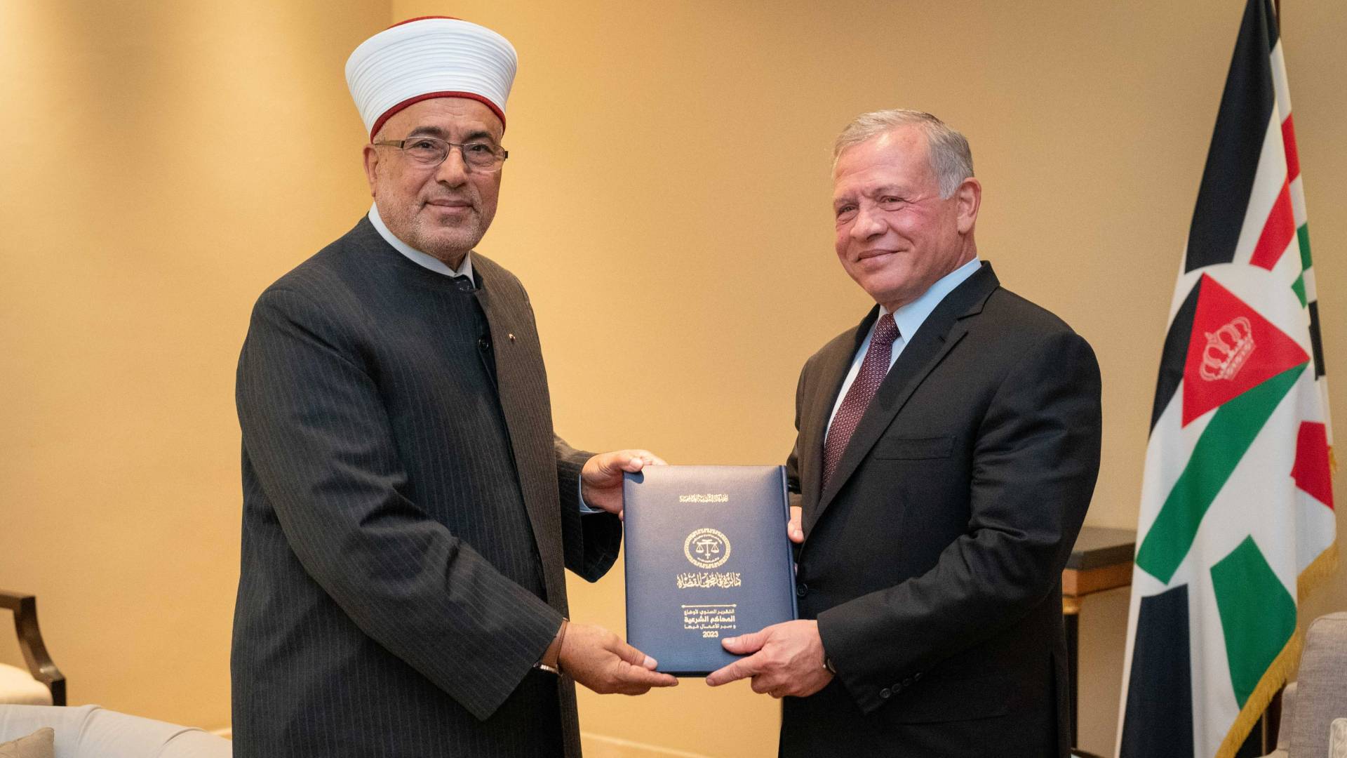 الملك يستلم التقرير السنوي لأوضاع المحاكم الشرعية وسير الأعمال فيها لسنة 2023