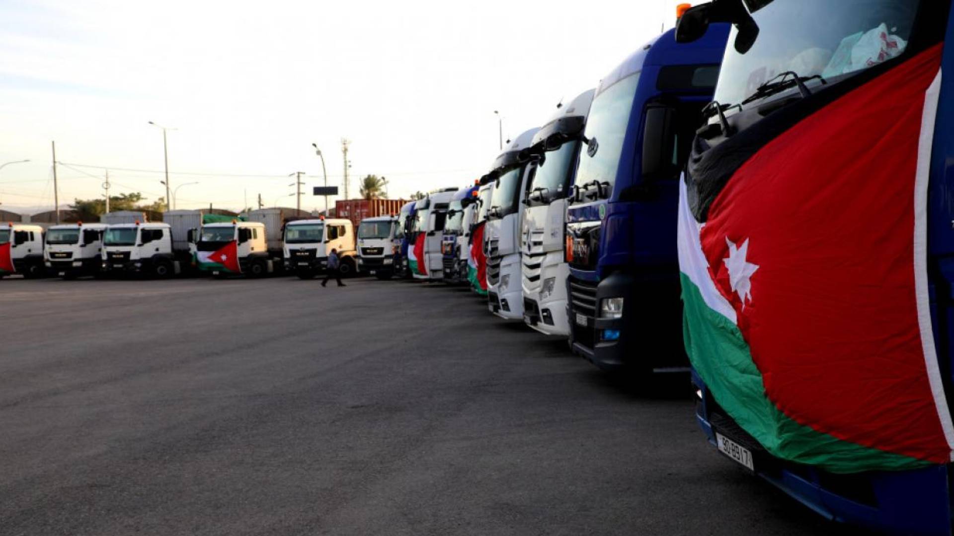 شاحنات مساعدات