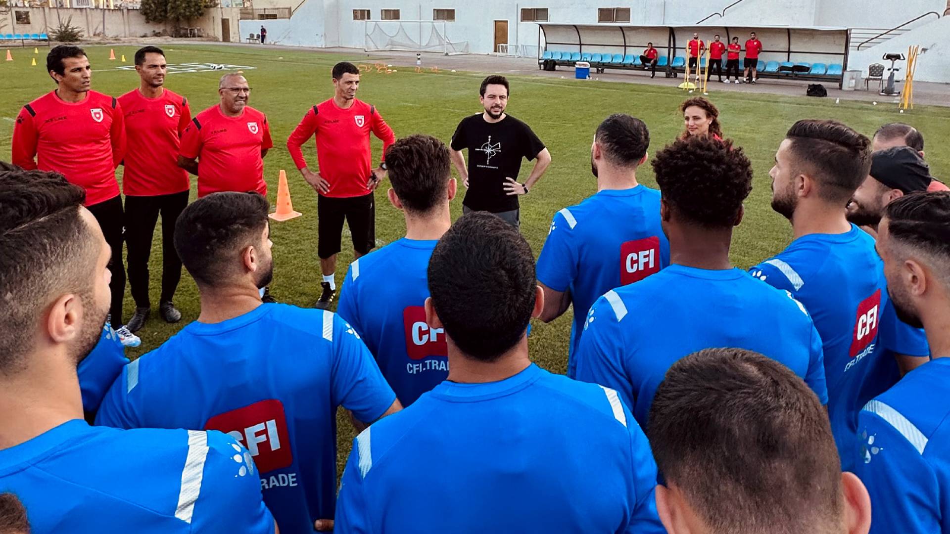 سمو الأمير الحسين بن عبد الله الثاني واللاعبين