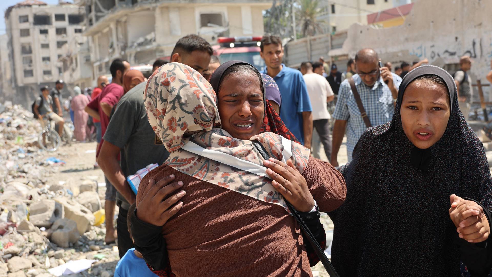 فلسطينيات يبكين من جراء القصف على مواقع النازحين في غزة