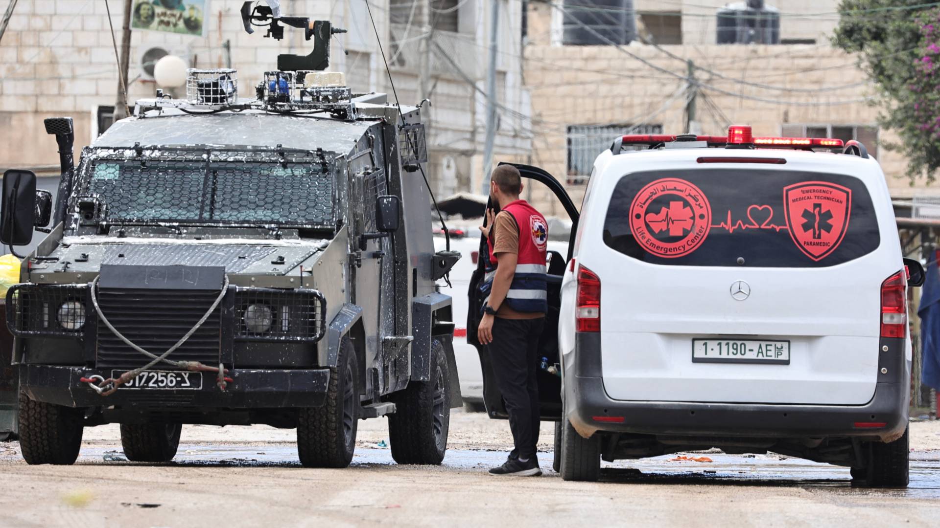 سيارة إسعاف فلسطينية تعترضها قوات الاحتلال في جنين