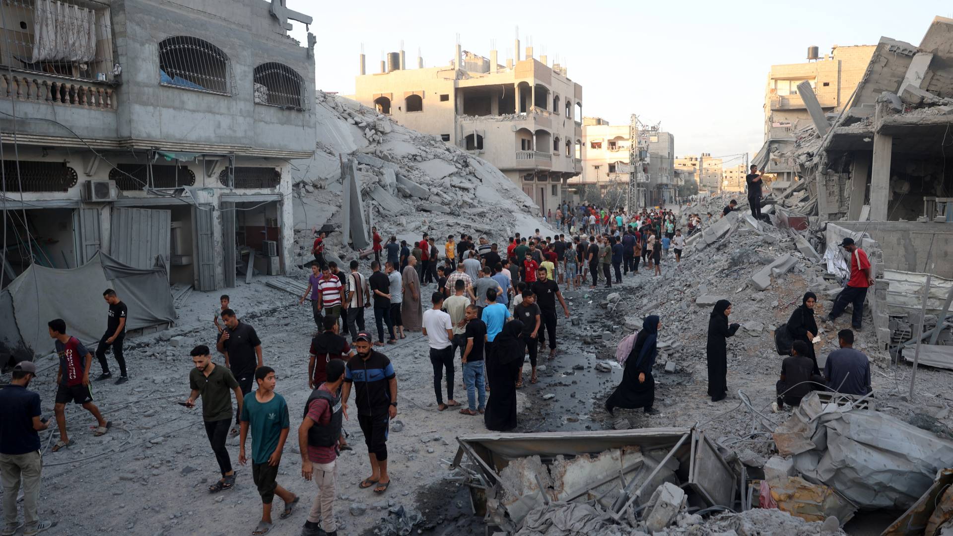 فلسطينيون يتجمعون بعد غارة للاحتلال على قطاع غزة - أرشيفية