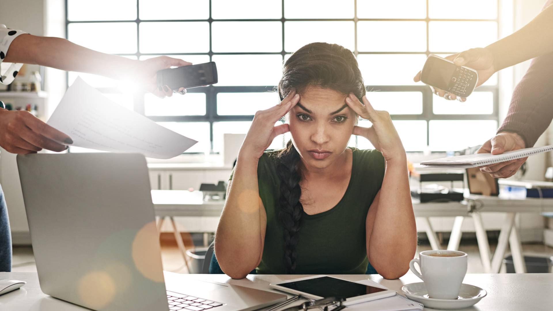 سيدة مرهقة من ضغط العمل