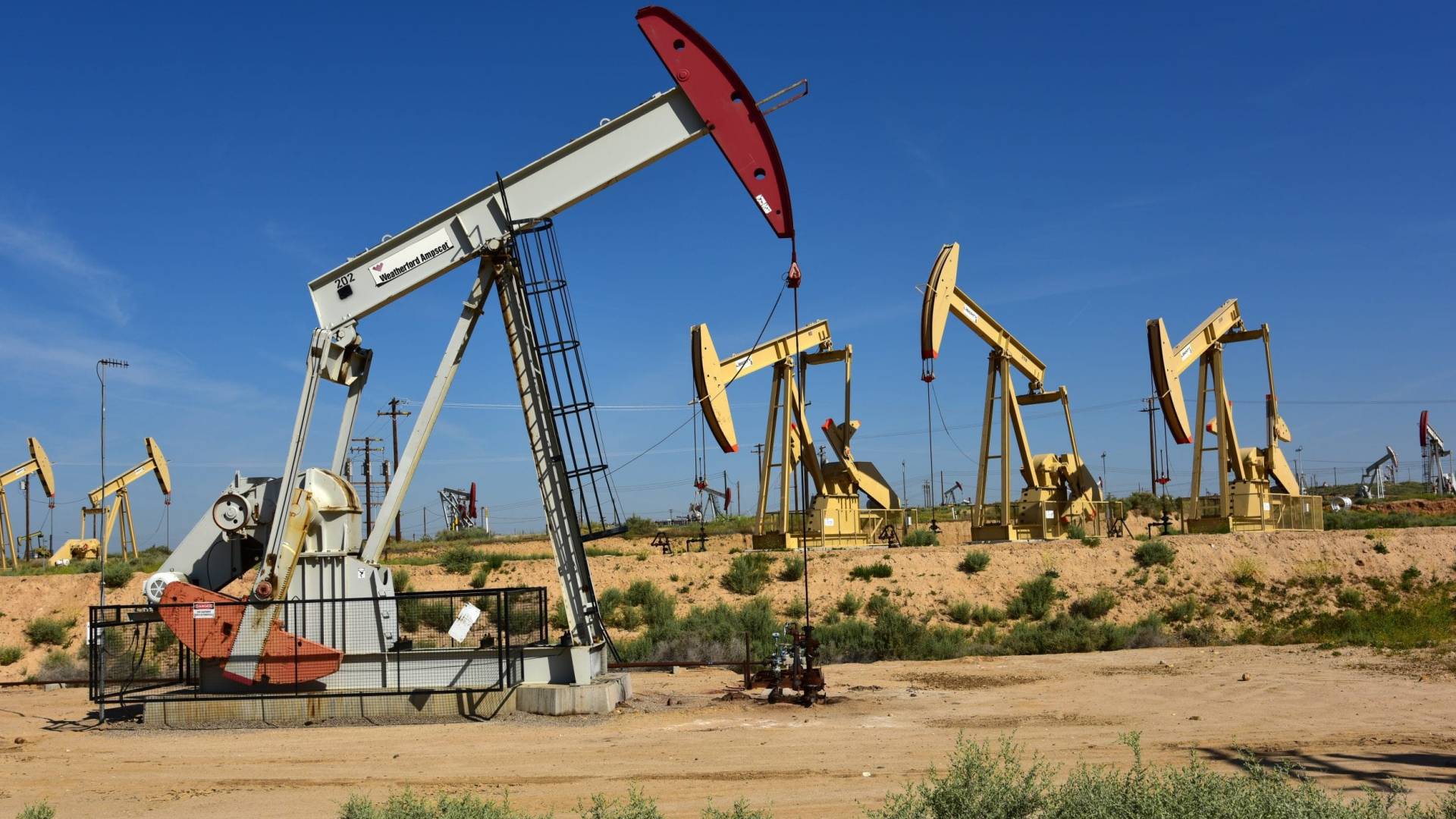 استخراج النفط - أرشيفية