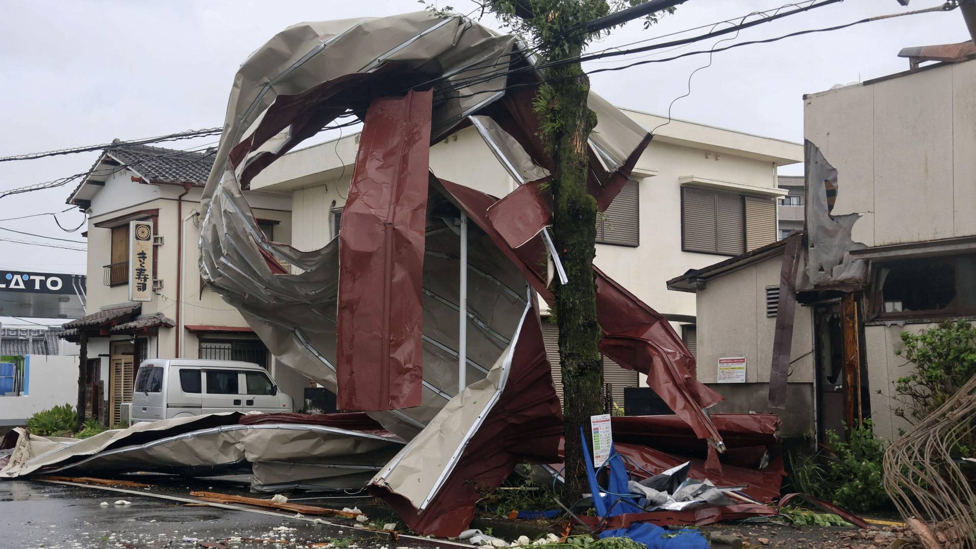 جانب من الأضرار التي خلفها الاعصار شانشان في اليابان
