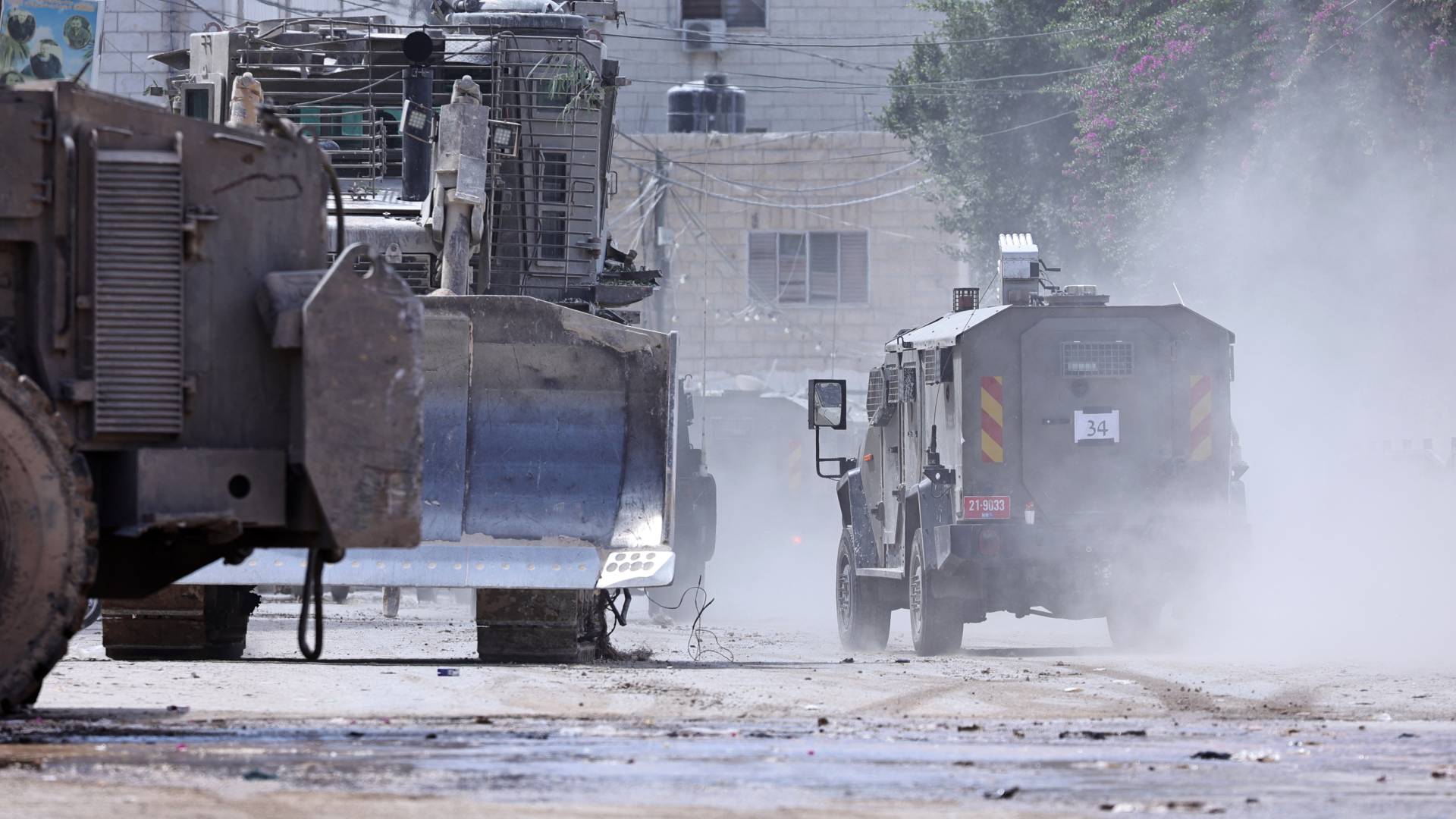 مركبات عسكرية للاحتلال أثناء مداهمة جنين بالضفة الغربية