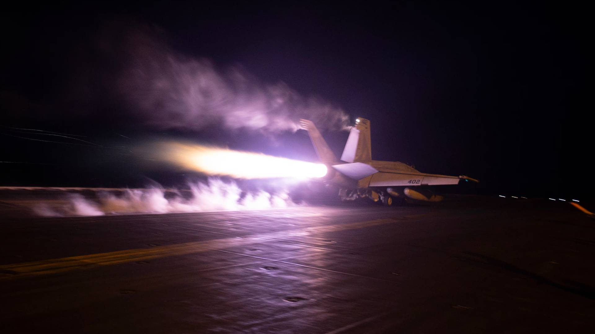 طائرة تابعة للجيش الأمريكي قبيل تنفيذها ضربات ضد الحوثيين - أرشيفية