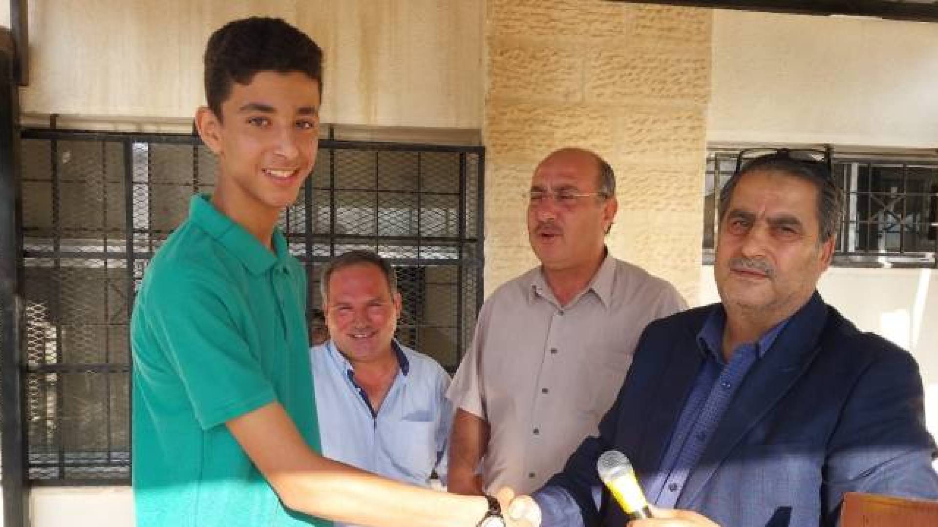 الطالب عدي أبو عبيد أثناء تكريمه بعد ارجاعه للمبلغ المالي المفقود