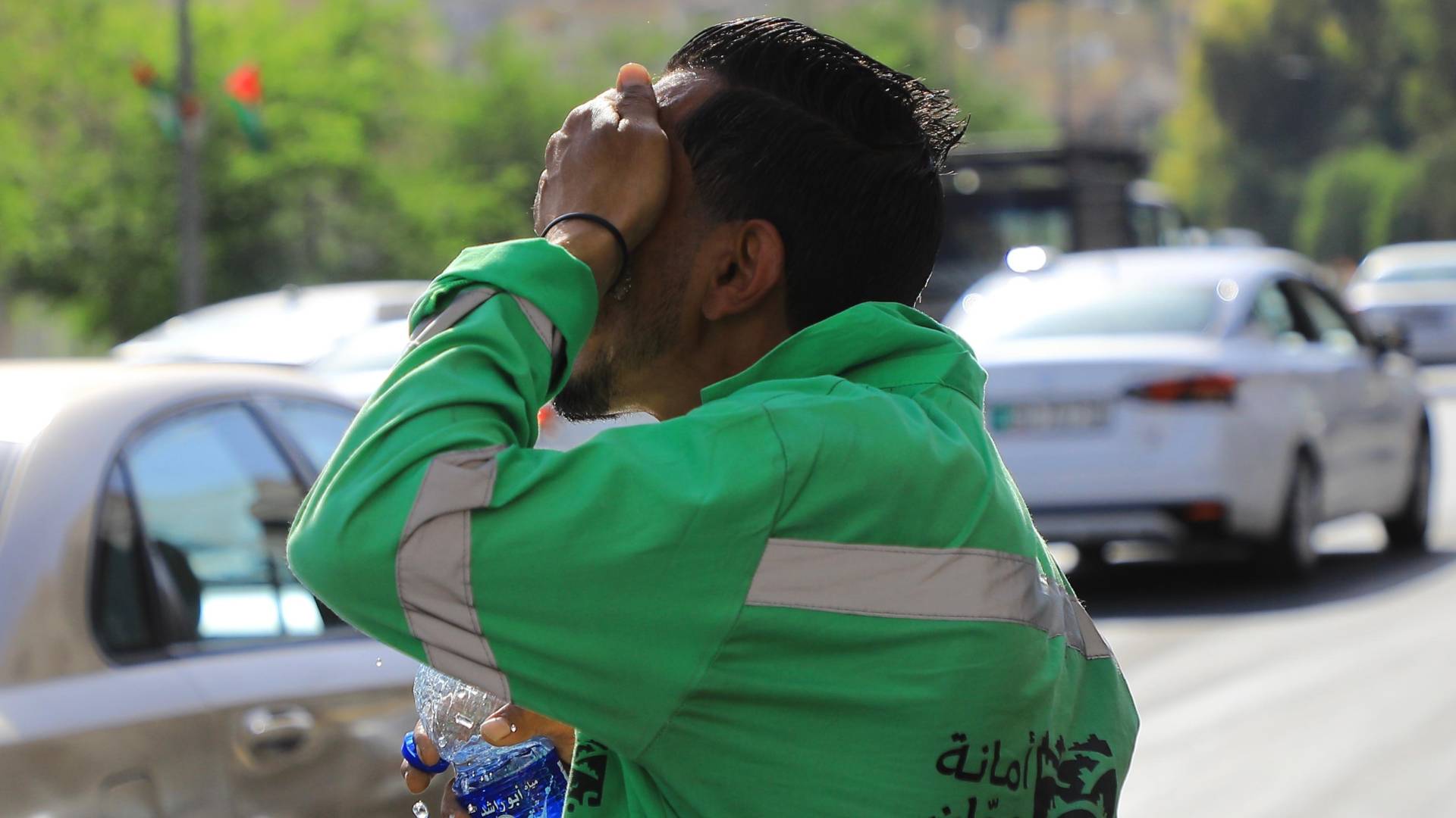 عامل وطن يعمل تحت أشعة الشمس