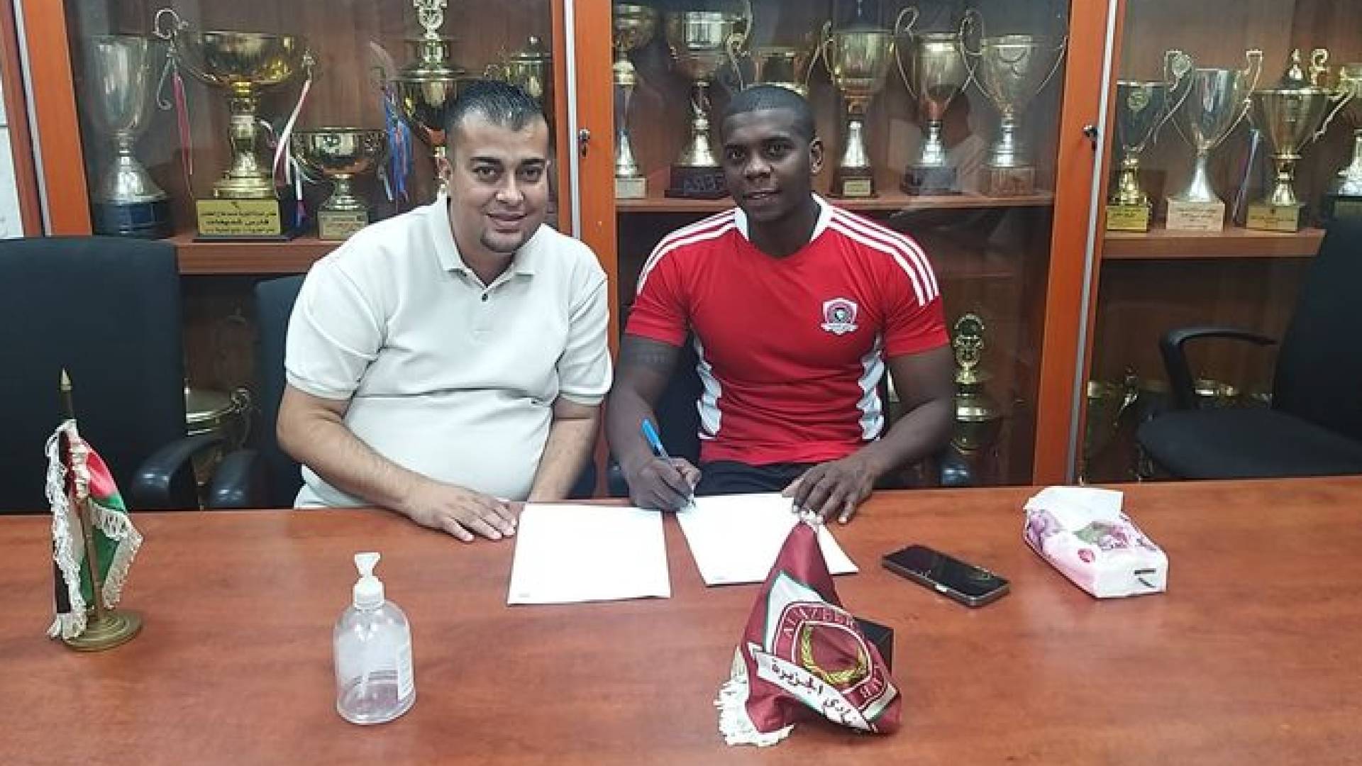 من توقيع عقود المهاجم الكولمبي كالديرون مع نادي الجزيرة