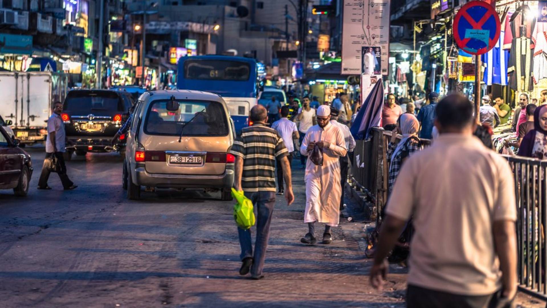 مواطنون في وسط العاصمة عمان