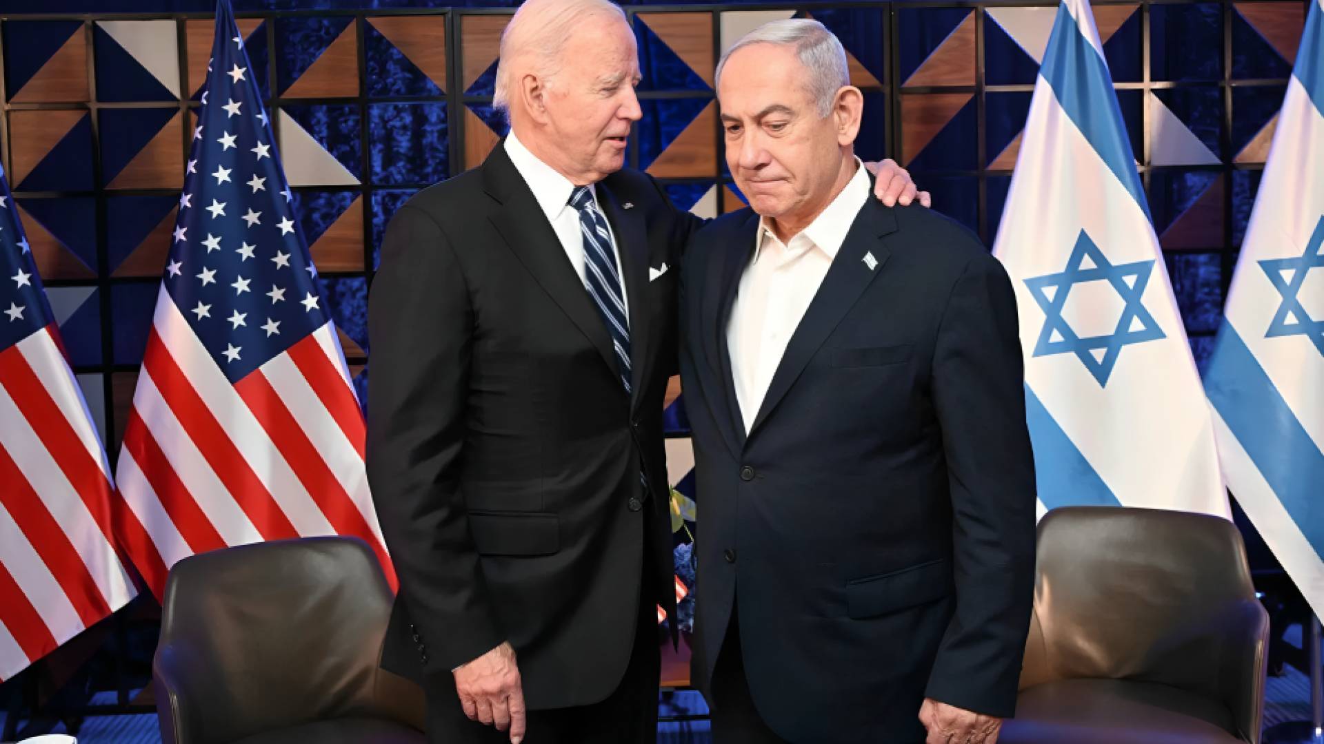رئيس حكومة الاحتلال بنيامين نتنياهو (يمينا)، والرئيس الأمريكي جو بايدن (يسارا)