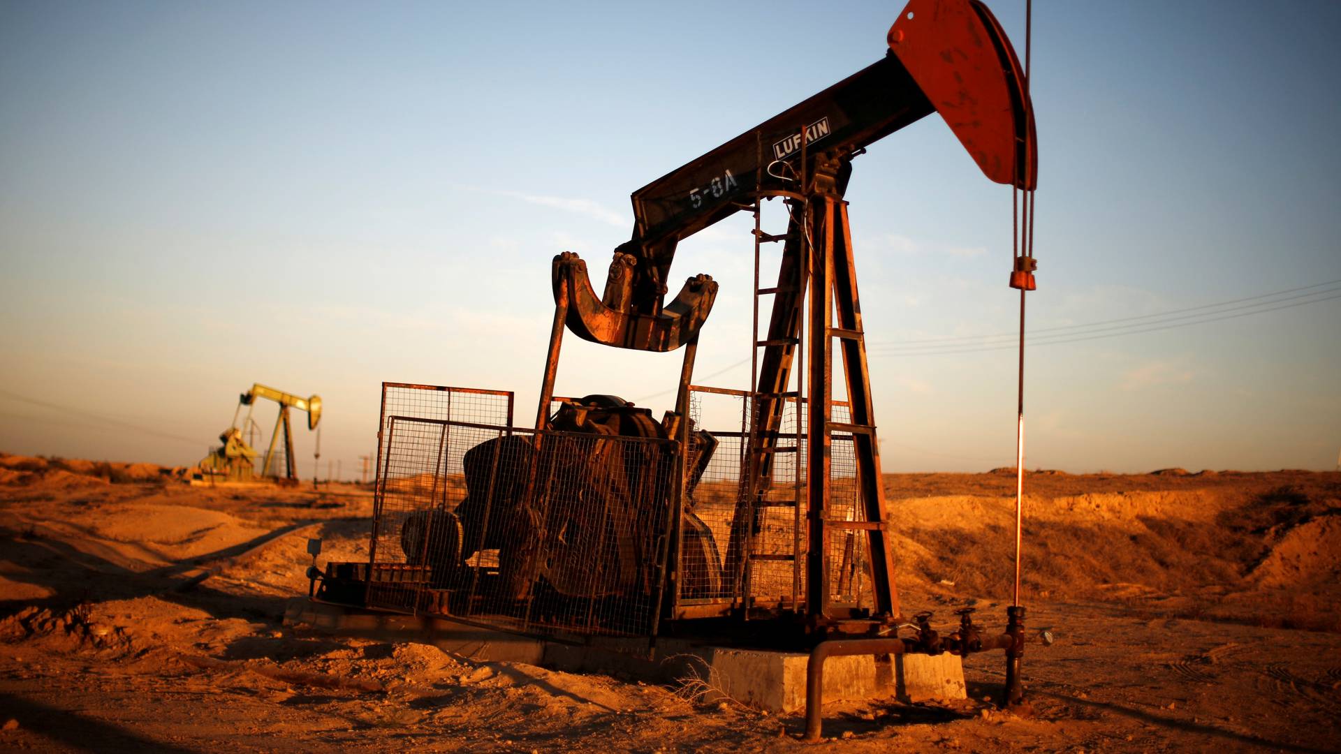 استخراج النفط - أرشيفية