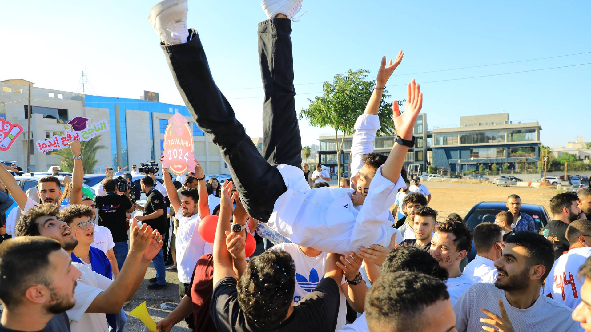 احتفالات الناجحين في التوجيهي