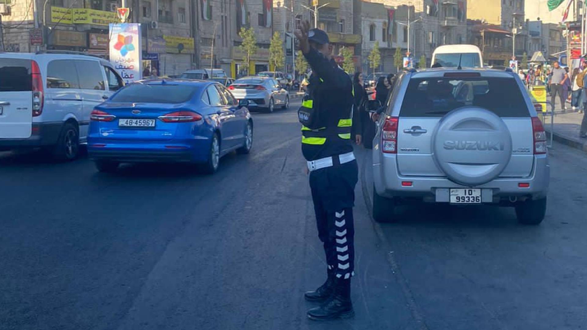 رقيب سير ينظم حركة المرور في أحد شوارع العاصمة عمان