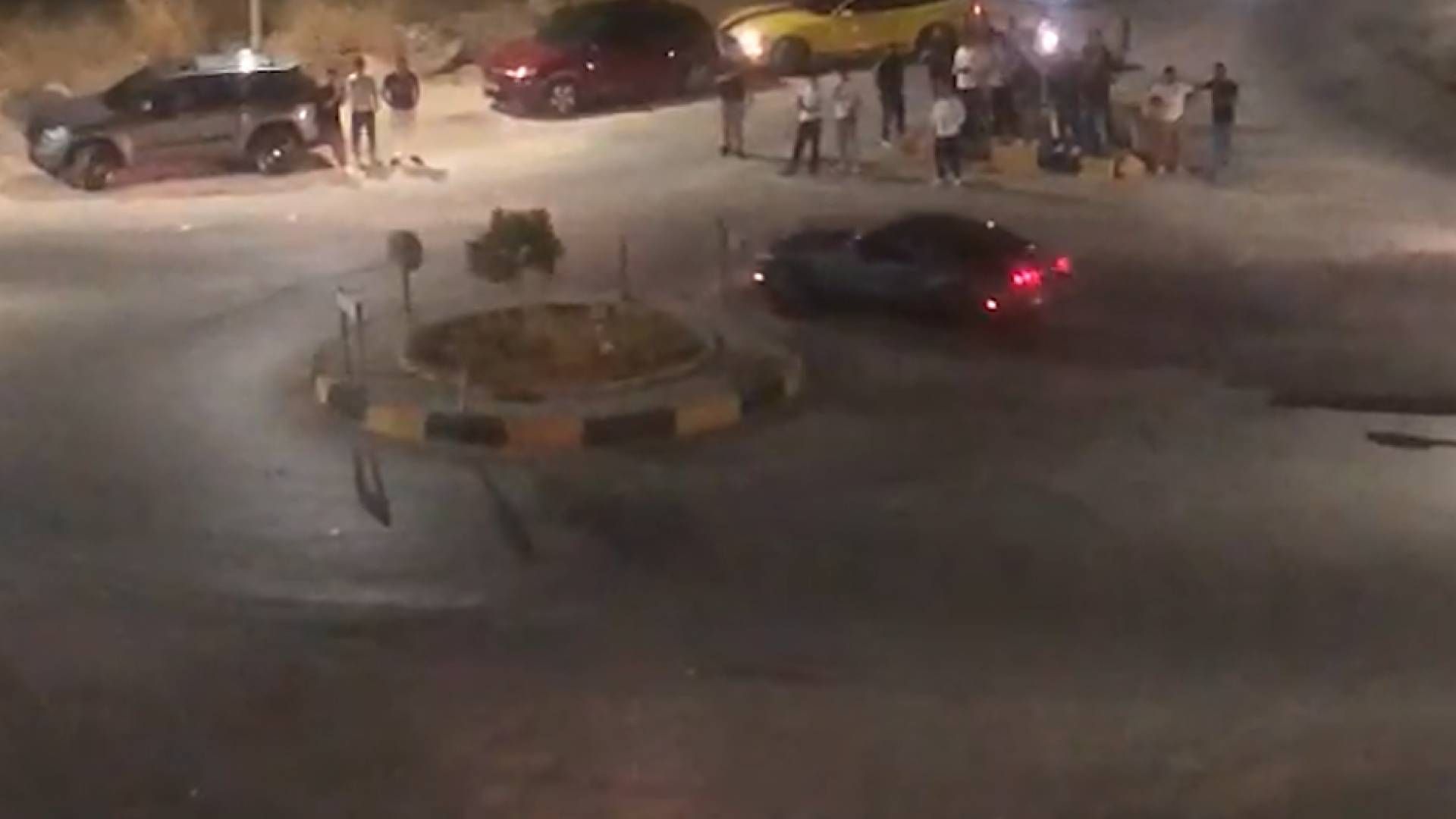 مركبة سائق مركبة يمارس "التفحيط" و"التشحيط"