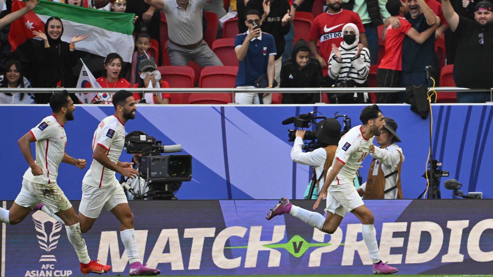 لاعبو المنتخب الوطني يحتفلون بهدف سابق