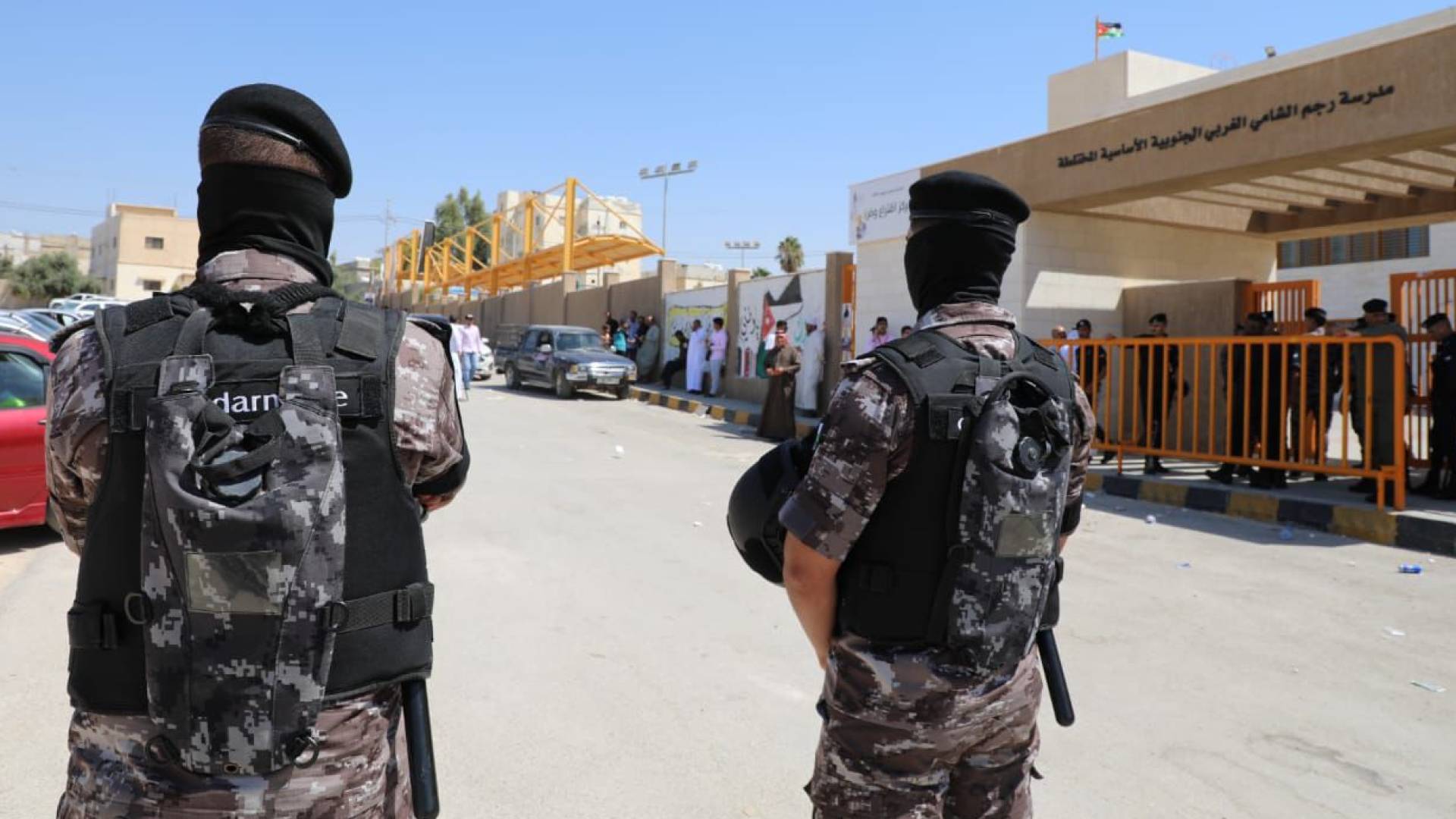 تواجد أمني خارج أحد مراكز الاقتراع