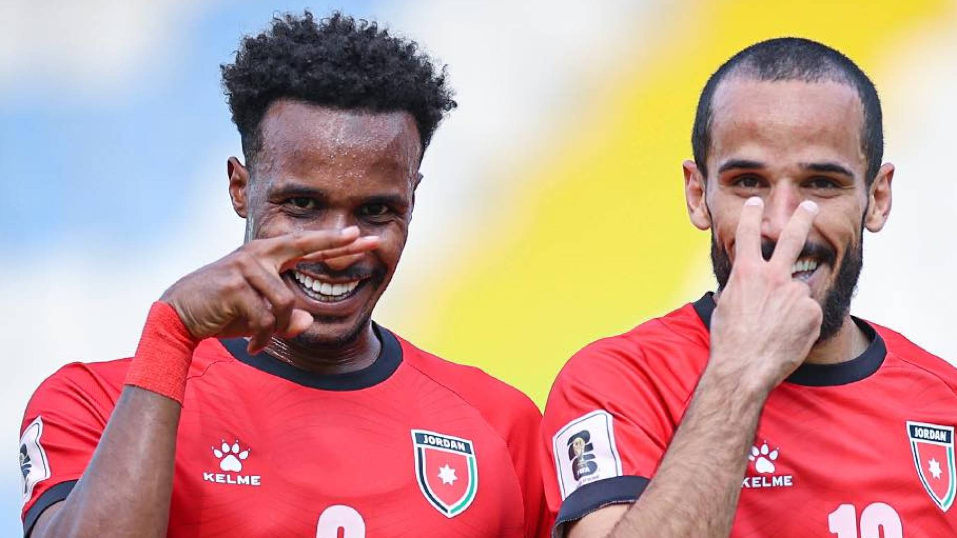 لاعبو المنتخب الوطني يحتفلون بهدف سابق