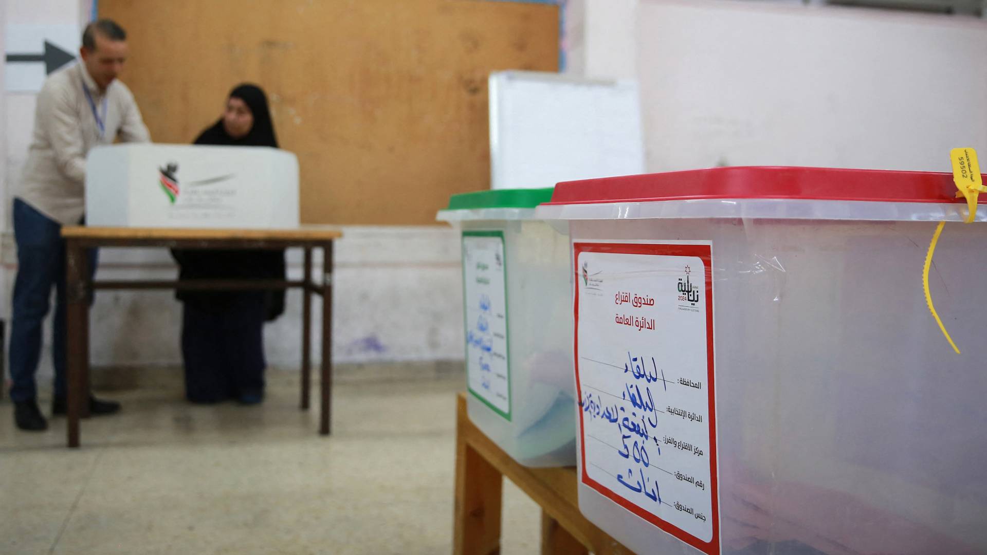 صناديق اقتراع خلال الانتخابات النيابية