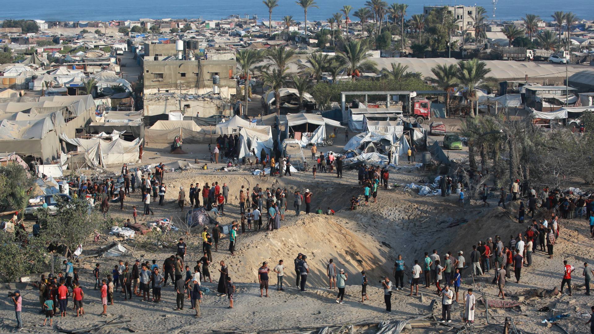 آثار صواريخ الاحتلال على مناطق النازحين