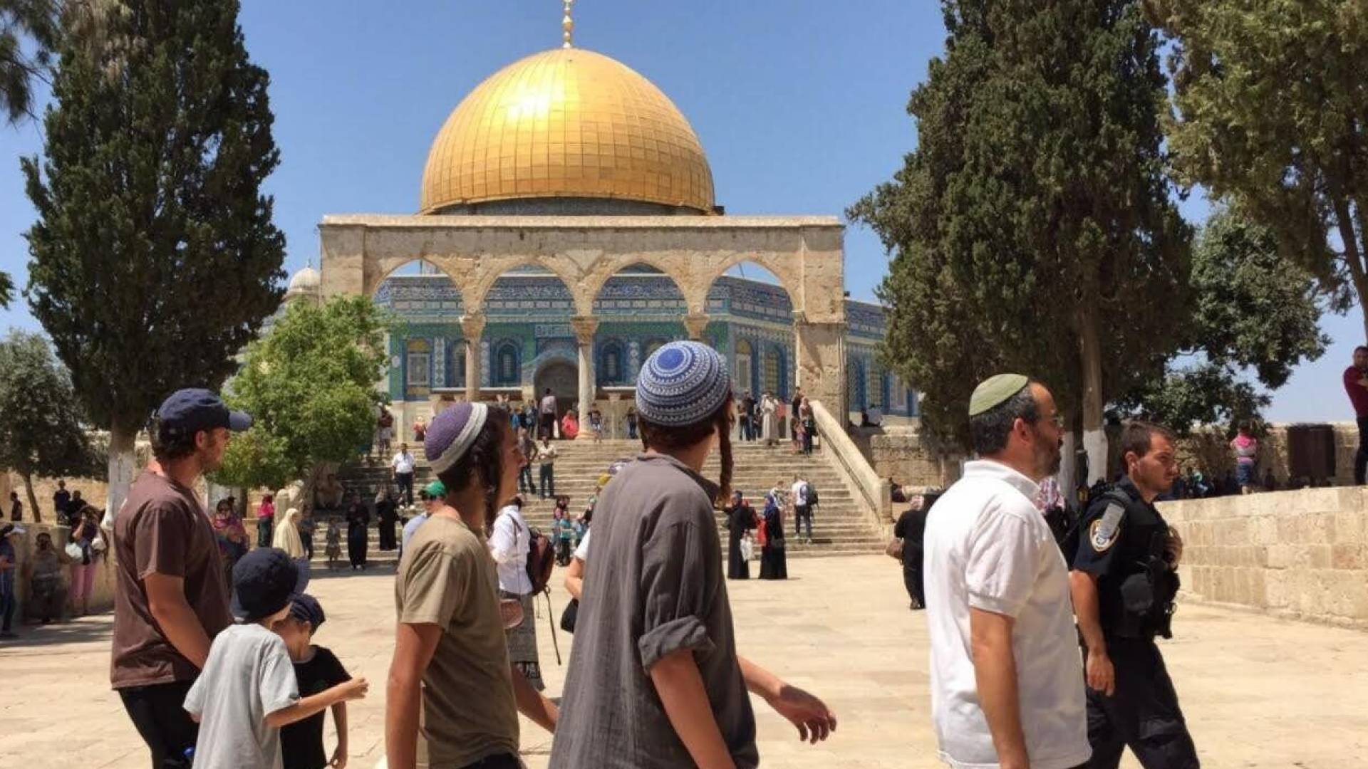 مستوطنون يقتحمون باحات الأقصى المبارك