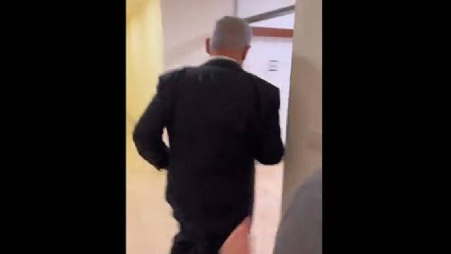 نتنياهو يركض داخل الكنيست