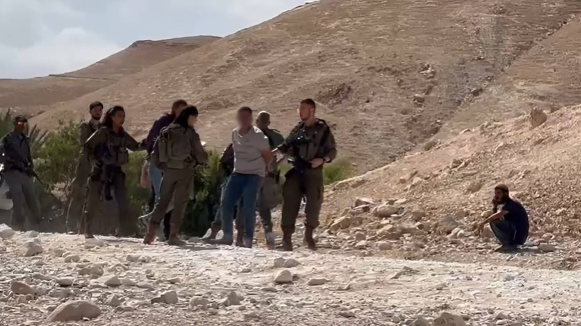 قوات الاحتلال تعتقل مدير المدرسة وإحدى المعلمات