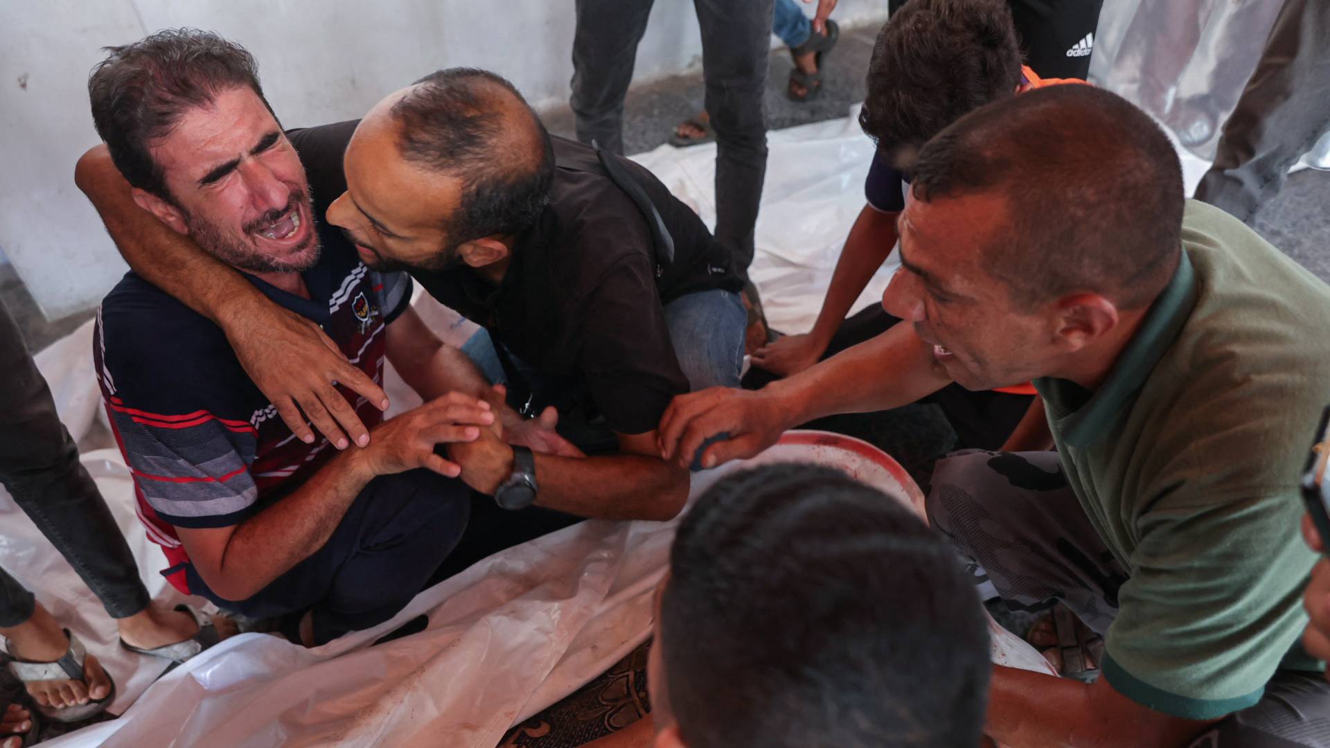 فلسطيني يبكي عائلته بمستشفى المعمداني في غزة