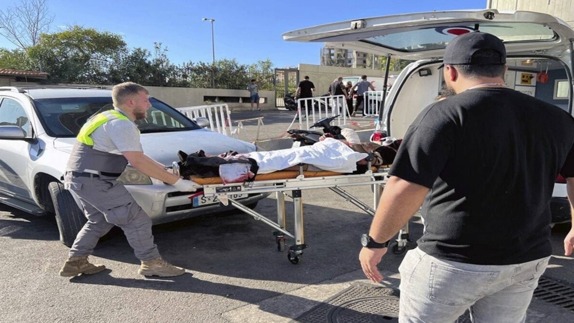 حزب الله يعلن استشهاد 3 وإصابة المئات بانفجار أجهزة اتصال في لبنان