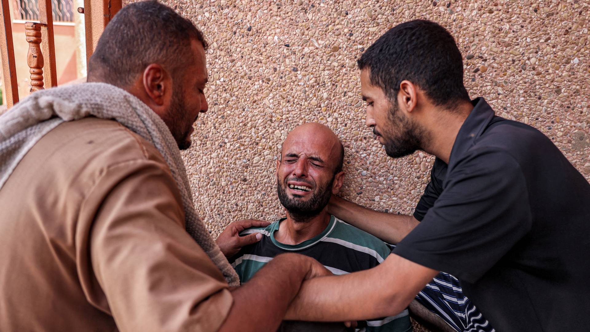 رجل يبكي ابنه الشهيد خلال استهداف الاحتلال مخبز في مجمع ناصر الطبي بخان يونس