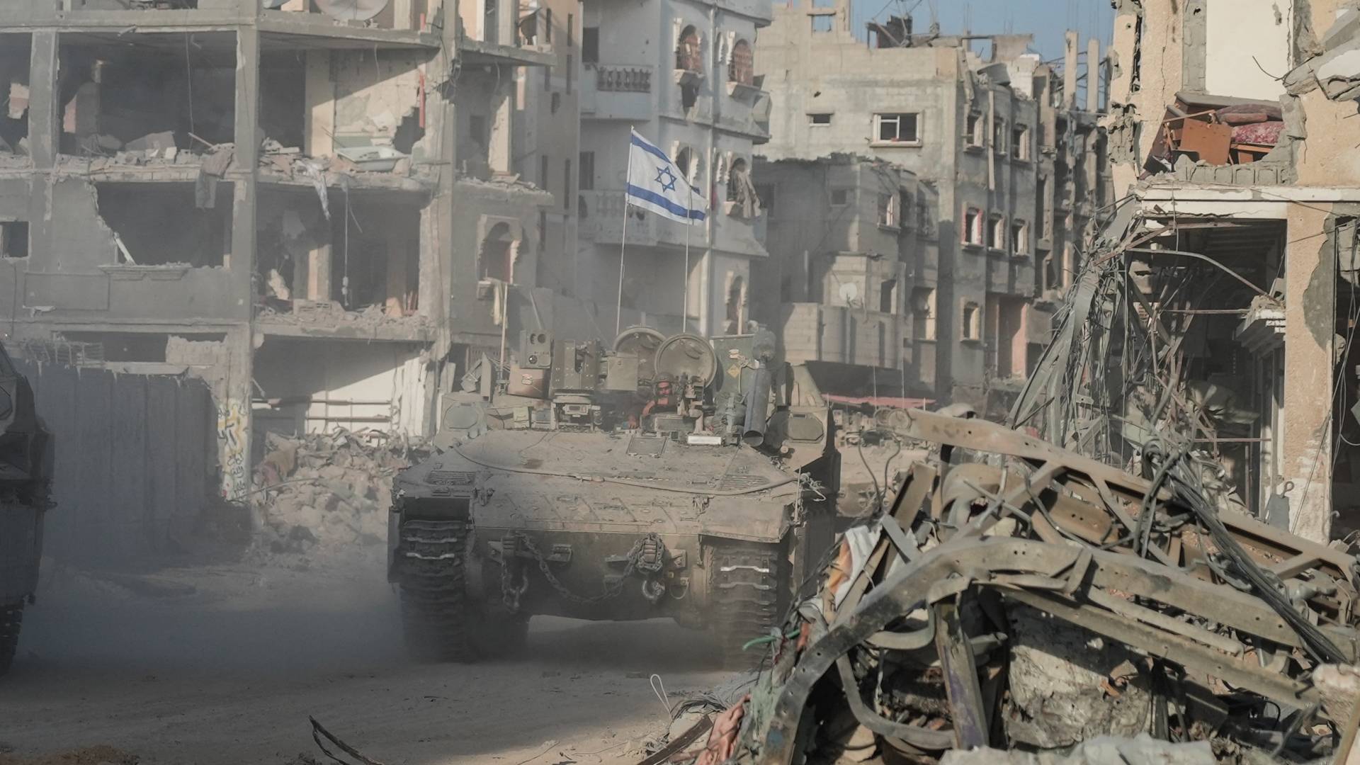 آليات الاحتلال أمام مبانٍ مدمرة في رفح