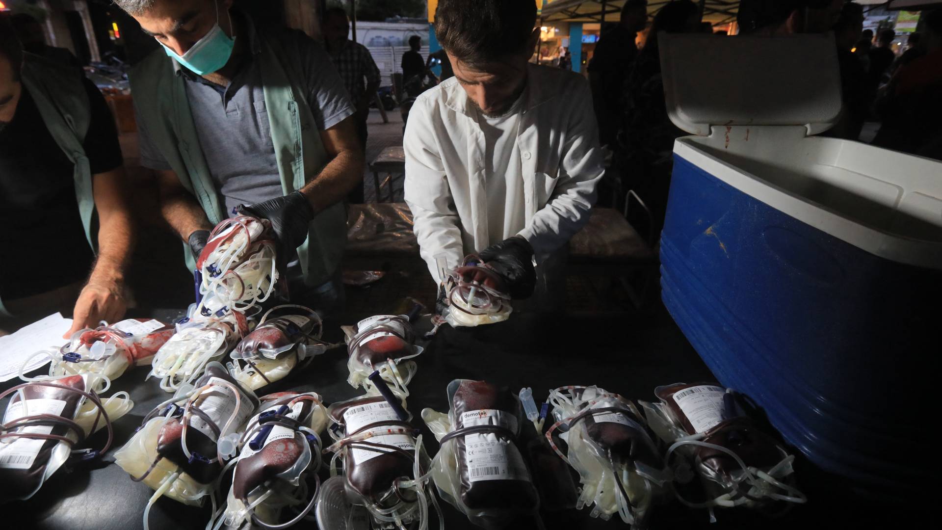 أكياس الدماء عقب إعلان حالة الطوارئ في مستشفيات لبنان