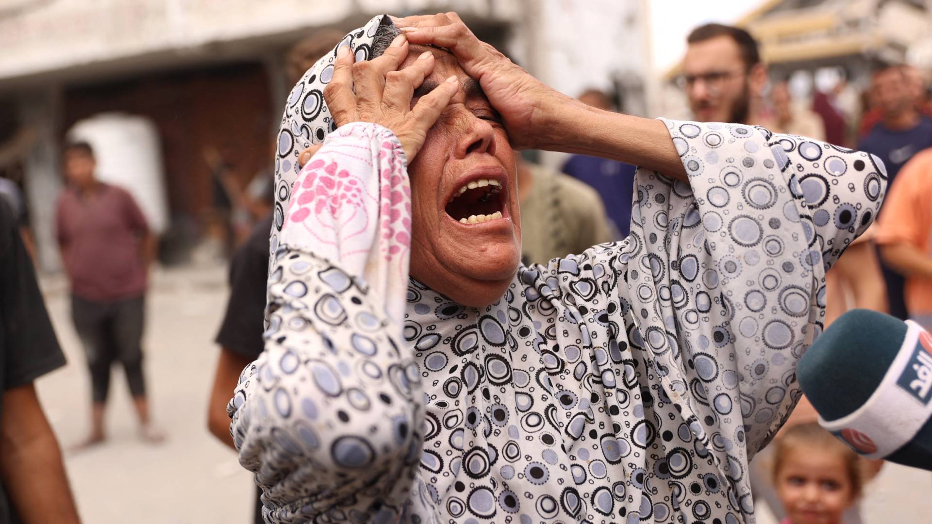 فلسطينية تصرخ وتبكي أحد أفراد عائلتها في غزة