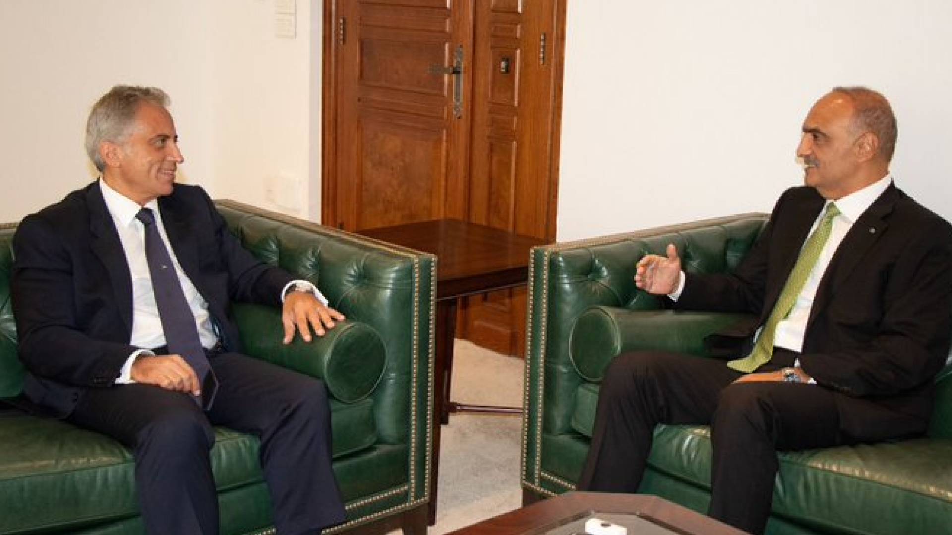 رئيس الوزراء السابق بشر الخصاونة يمينا ورئيس الوزراء جعفر حسان