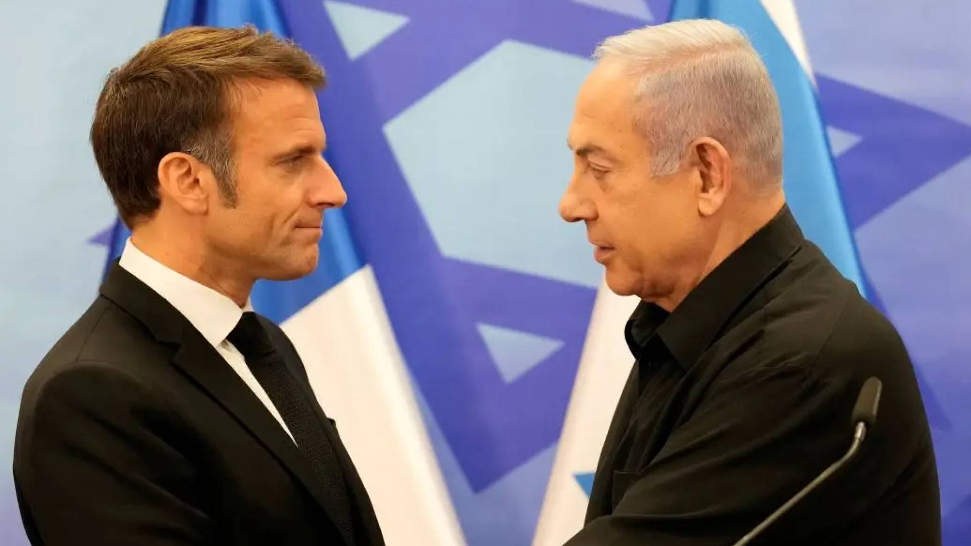 الرئيس الفرنسي إيمانويل ماكرون (يسارا) ورئيس وزراء حكومة الاحتلال بنيامين نتنياهو (يمينا)