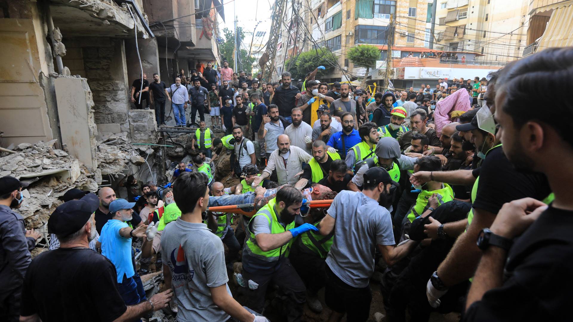 إجلاء مصابين من موقع ضربة الاحتلال على ضاحية بيروت الجنوبية