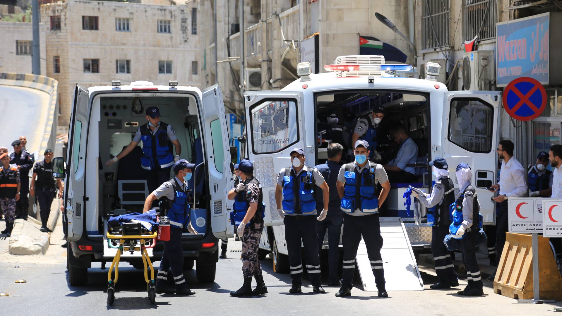 طواقم الدفاع المدني في عمان