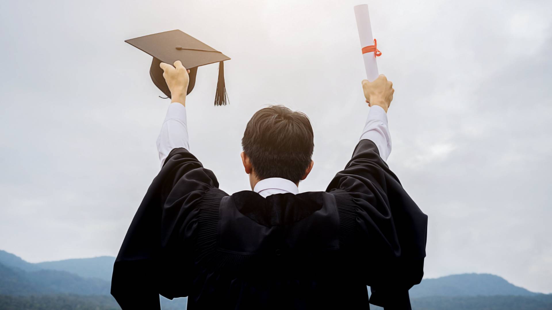 صورة تعبر عن طالب نجح في مرحلة دراسية