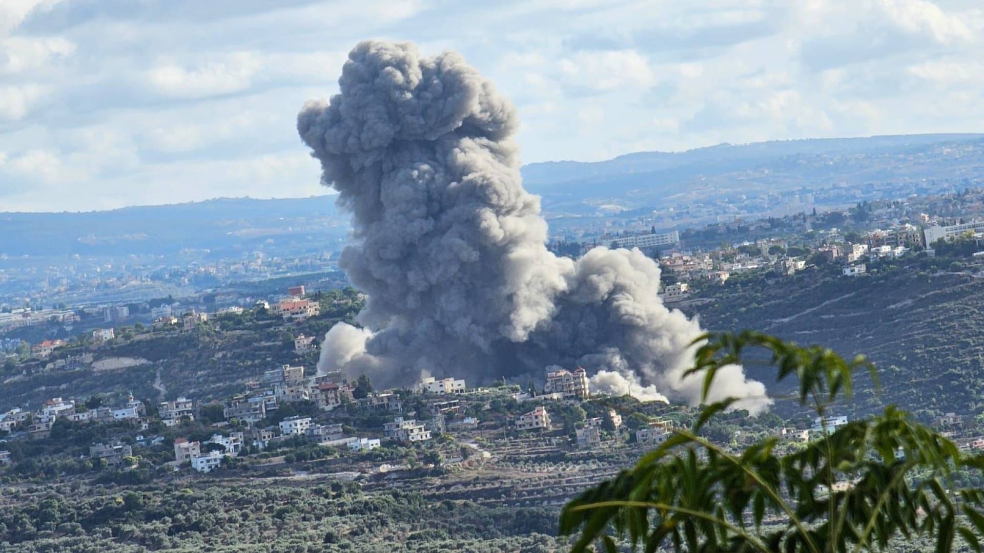 تصاعد الدخان جراء غارة للاحتلال تستهدف جنوب لبنان