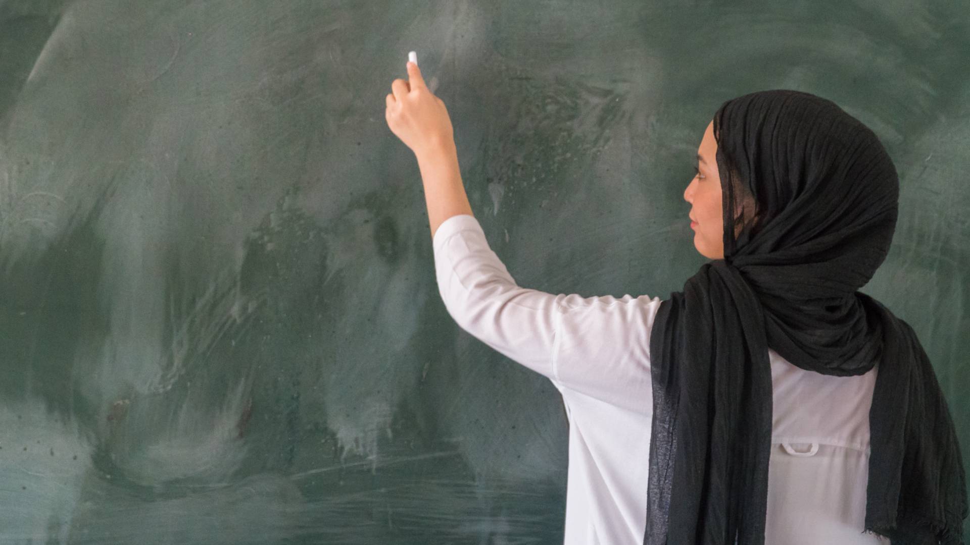 صورة تظهر معلمة صف