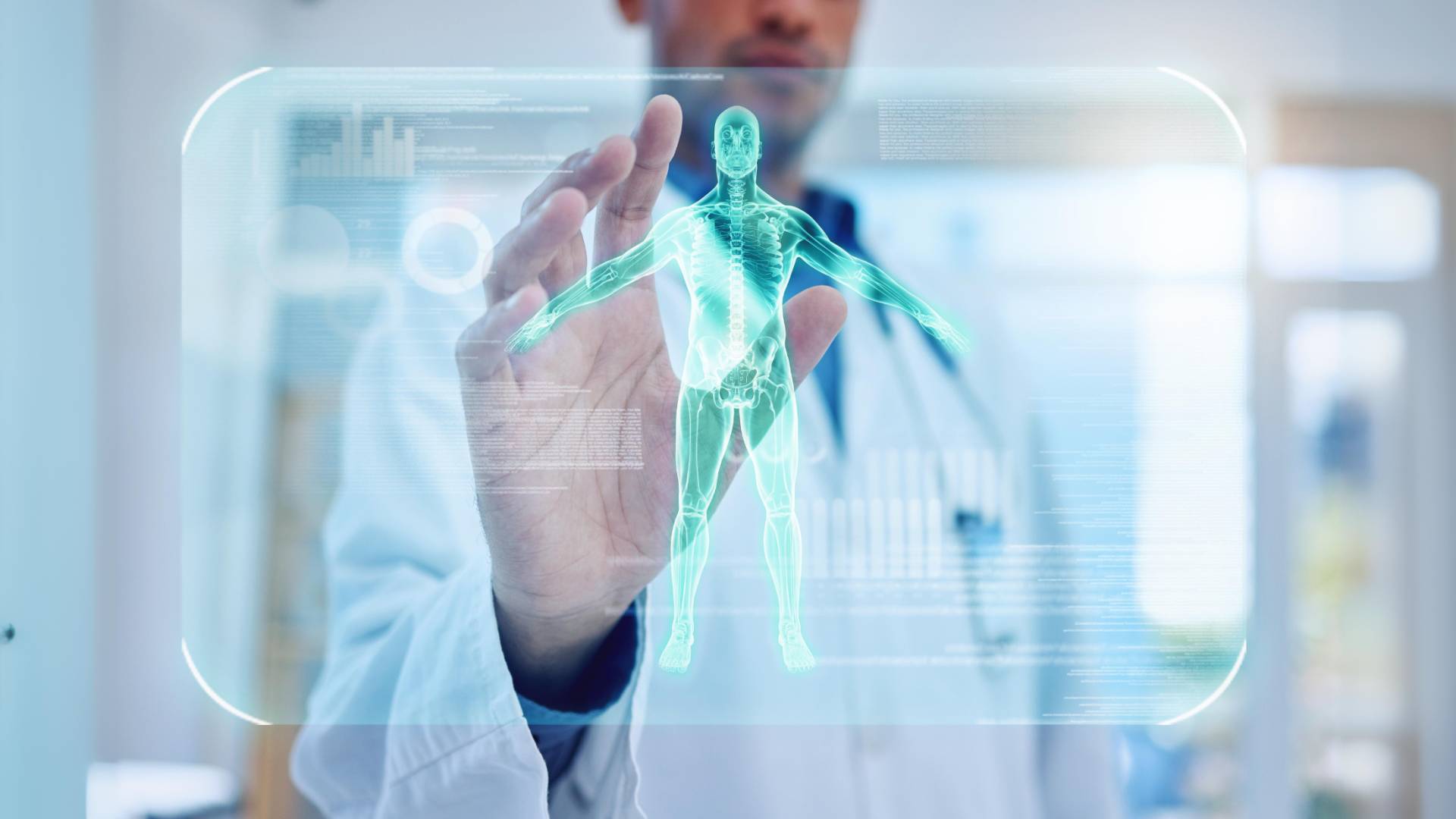 طبيب يستخدم تقنيات الذكاء الاصطناعي