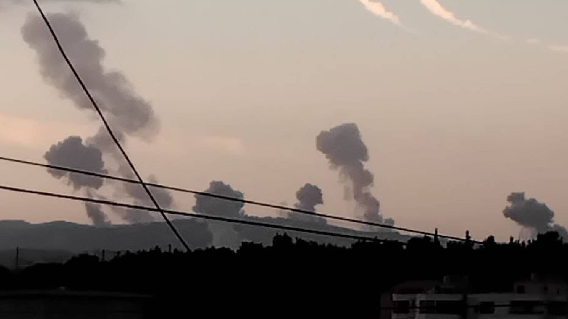 تصاعد أعمدة الدخان من جراء القصف على جنوب وشرق لبنان