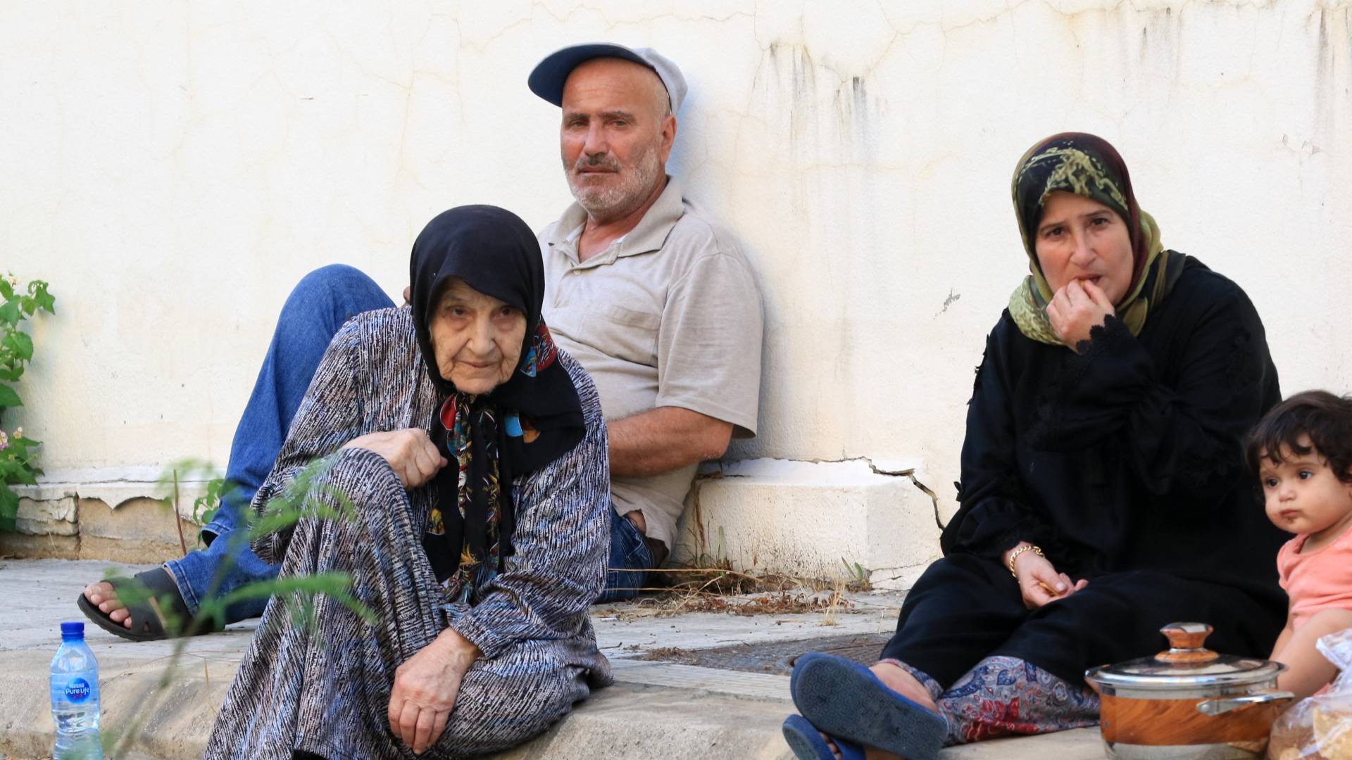 عائلة لبنانية، خرجت من قريتها في جنوب لبنان، ولجأت إلى مدرسة عامة في صيدا بسبب عدوان الاحتلال