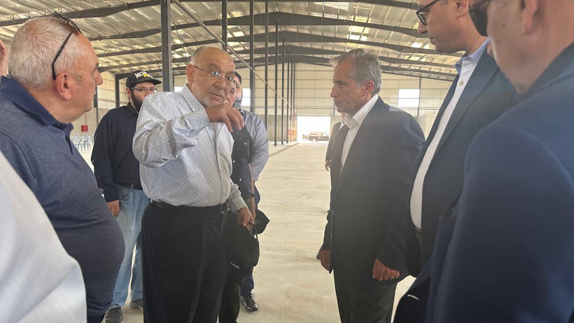 رئيس الوزراء جعفر حسان خلال زيارات لمناطق المملكة