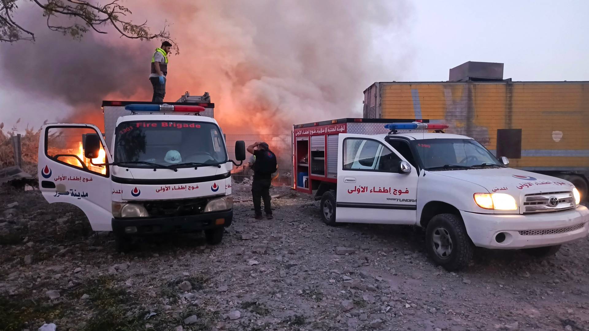 رجال الإنقاذ يهرعون إلى موقع غارة جوية للاحتلال استهدفت قرية العباسية بجنوب لبنان في 24 سبتمبر، 2024