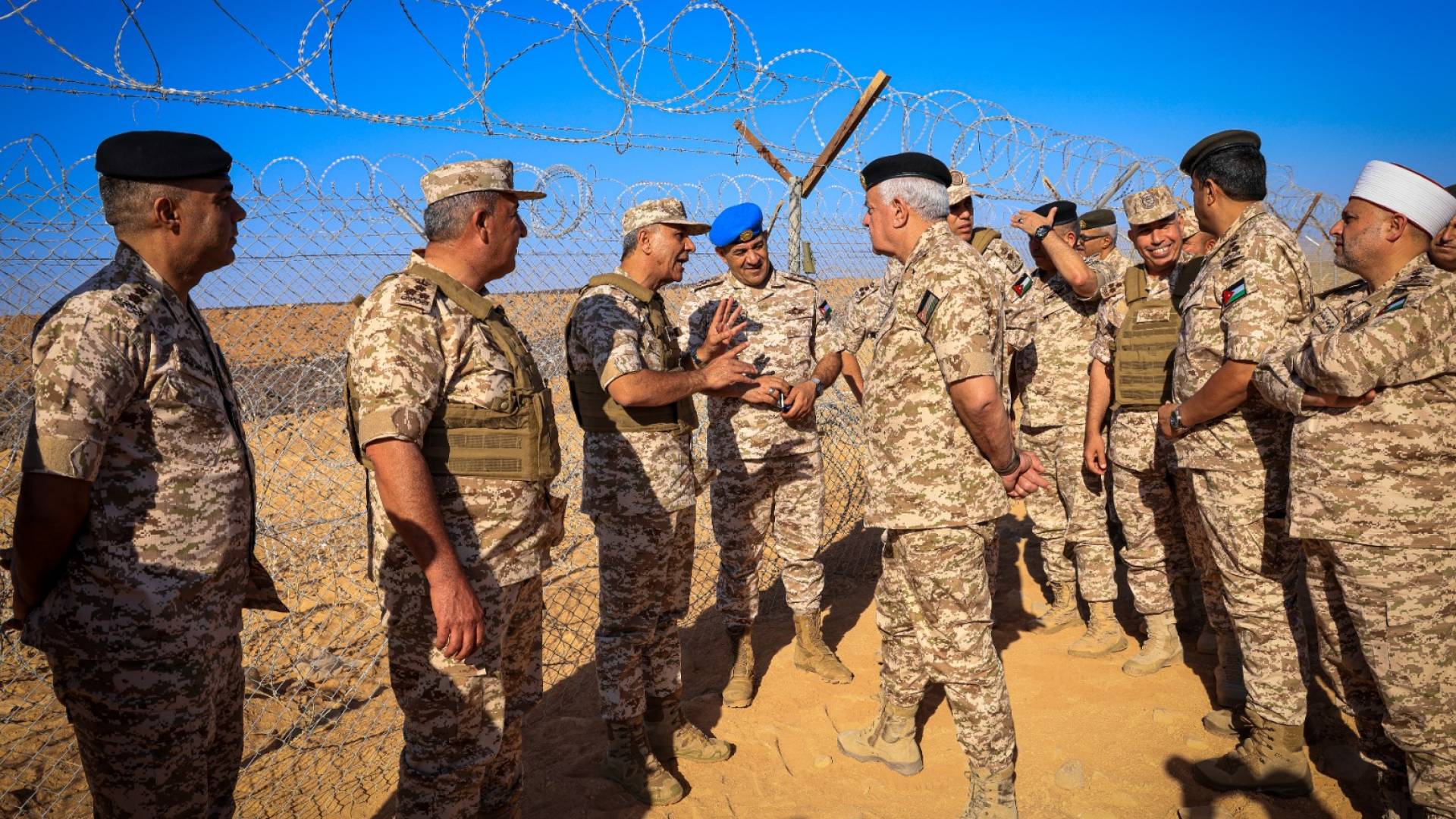 رئيس هيئة الأركان المشتركة يتفقد سياج النشامى الحدودي