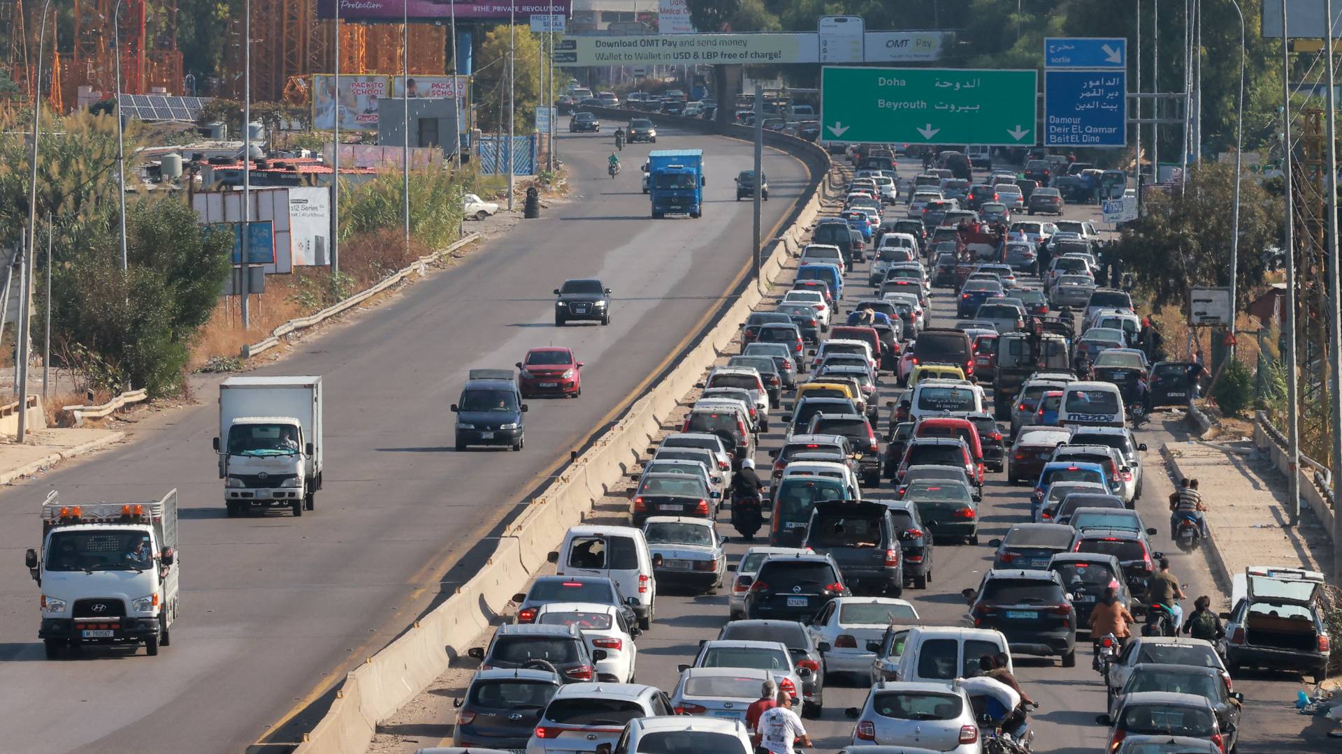 مركبات تنتظر حركة المرور في بلدة الدامور جنوب العاصمة بيروت بعد نزوح الآلاف بسبب عدوان الاحتلال